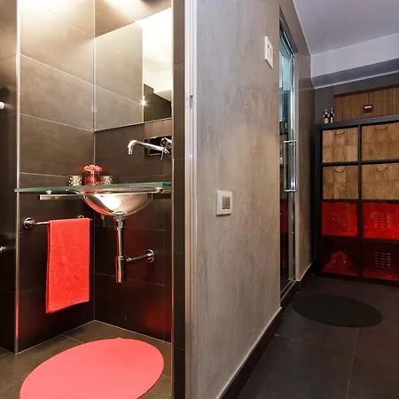 Urbana Apartment *